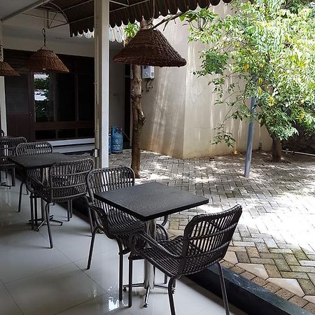 Krowi Inn Surabaya Bagian luar foto
