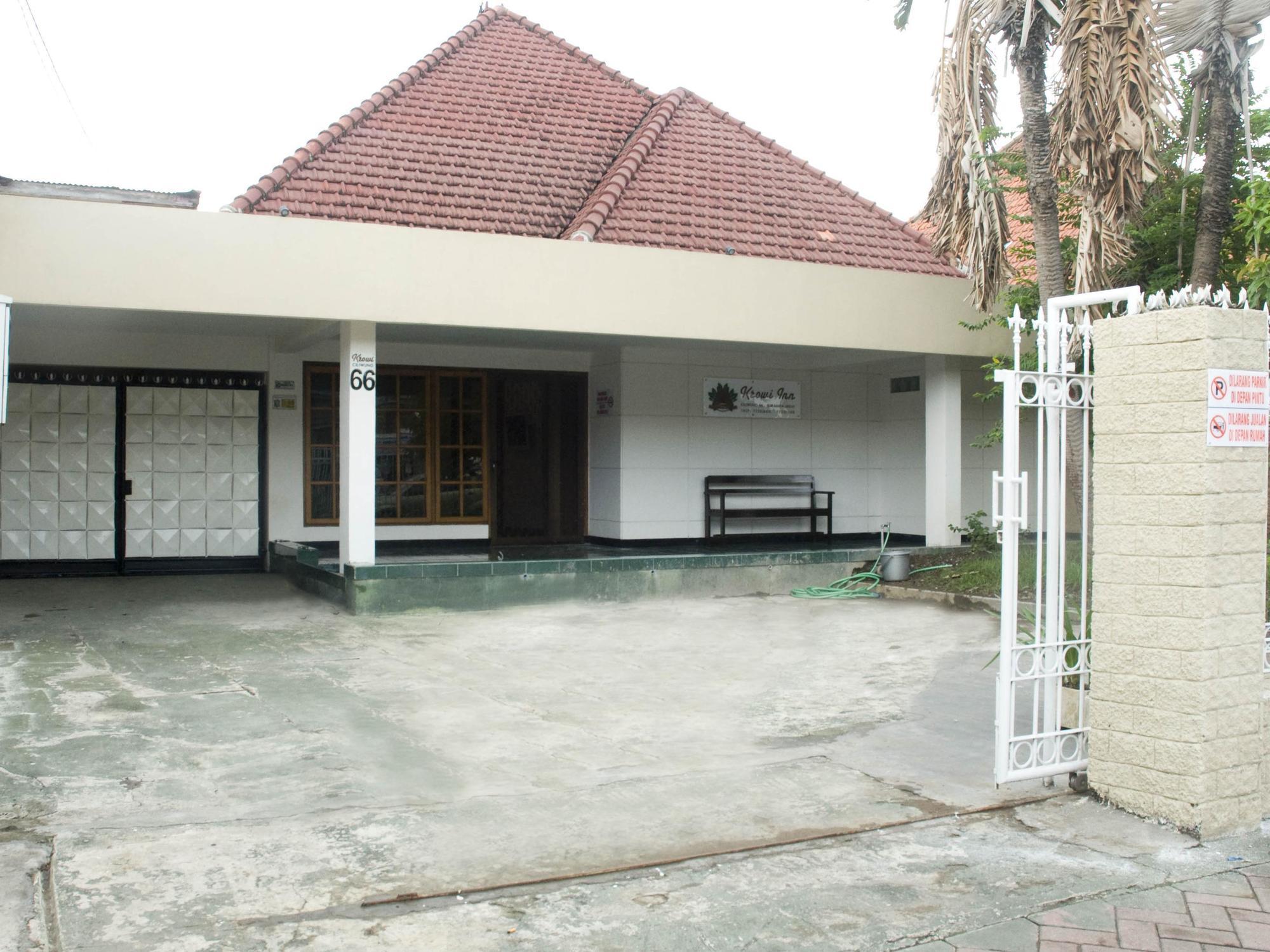 Krowi Inn Surabaya Bagian luar foto