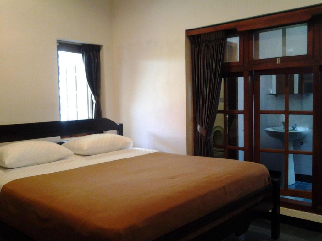 Krowi Inn Surabaya Bagian luar foto