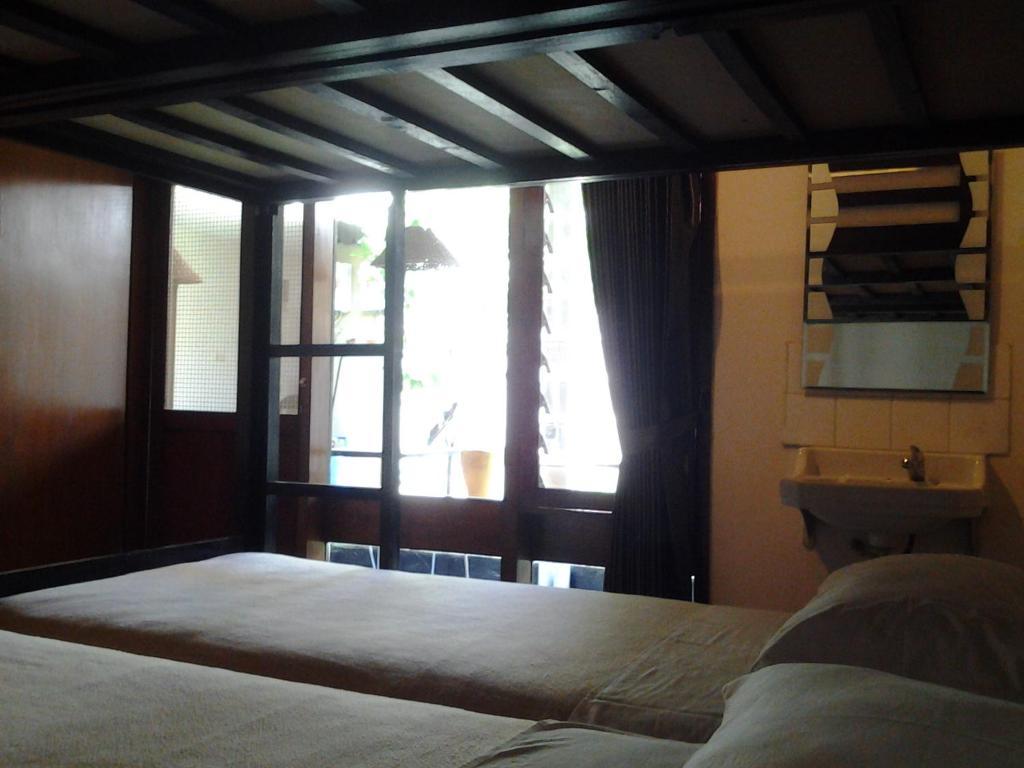 Krowi Inn Surabaya Bagian luar foto