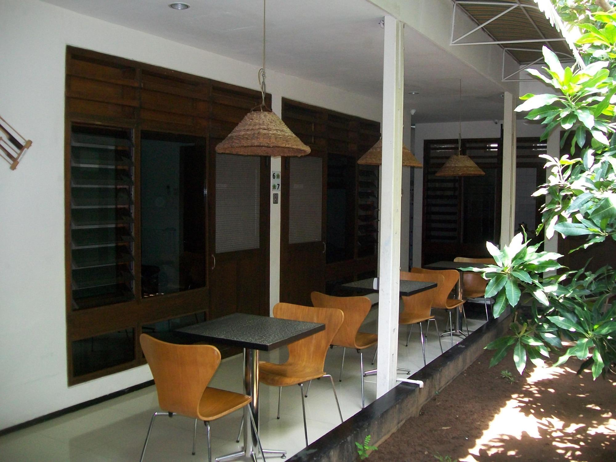 Krowi Inn Surabaya Bagian luar foto
