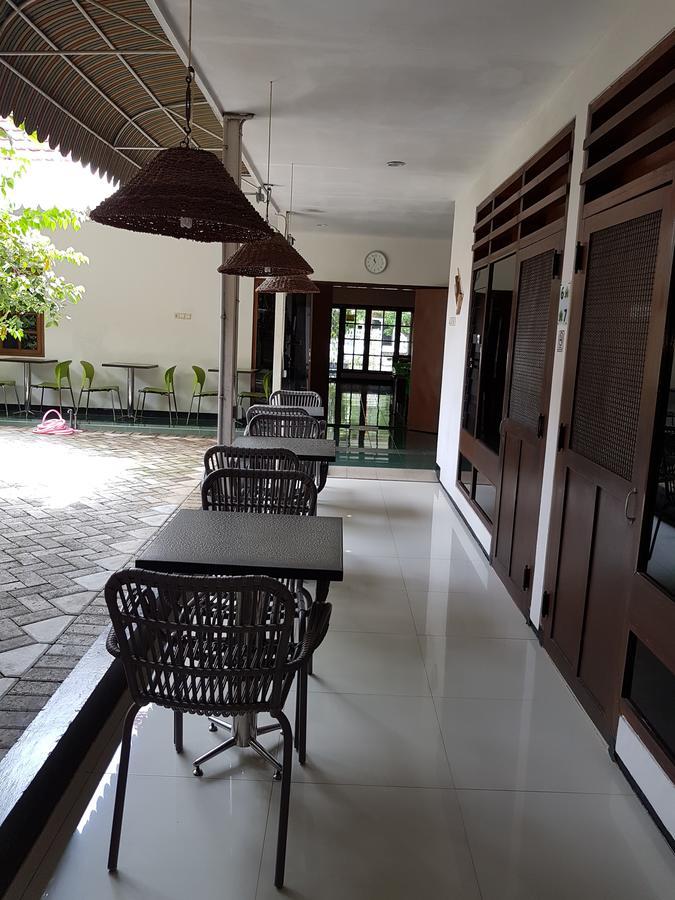 Krowi Inn Surabaya Bagian luar foto