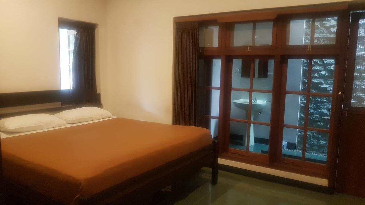 Krowi Inn Surabaya Bagian luar foto