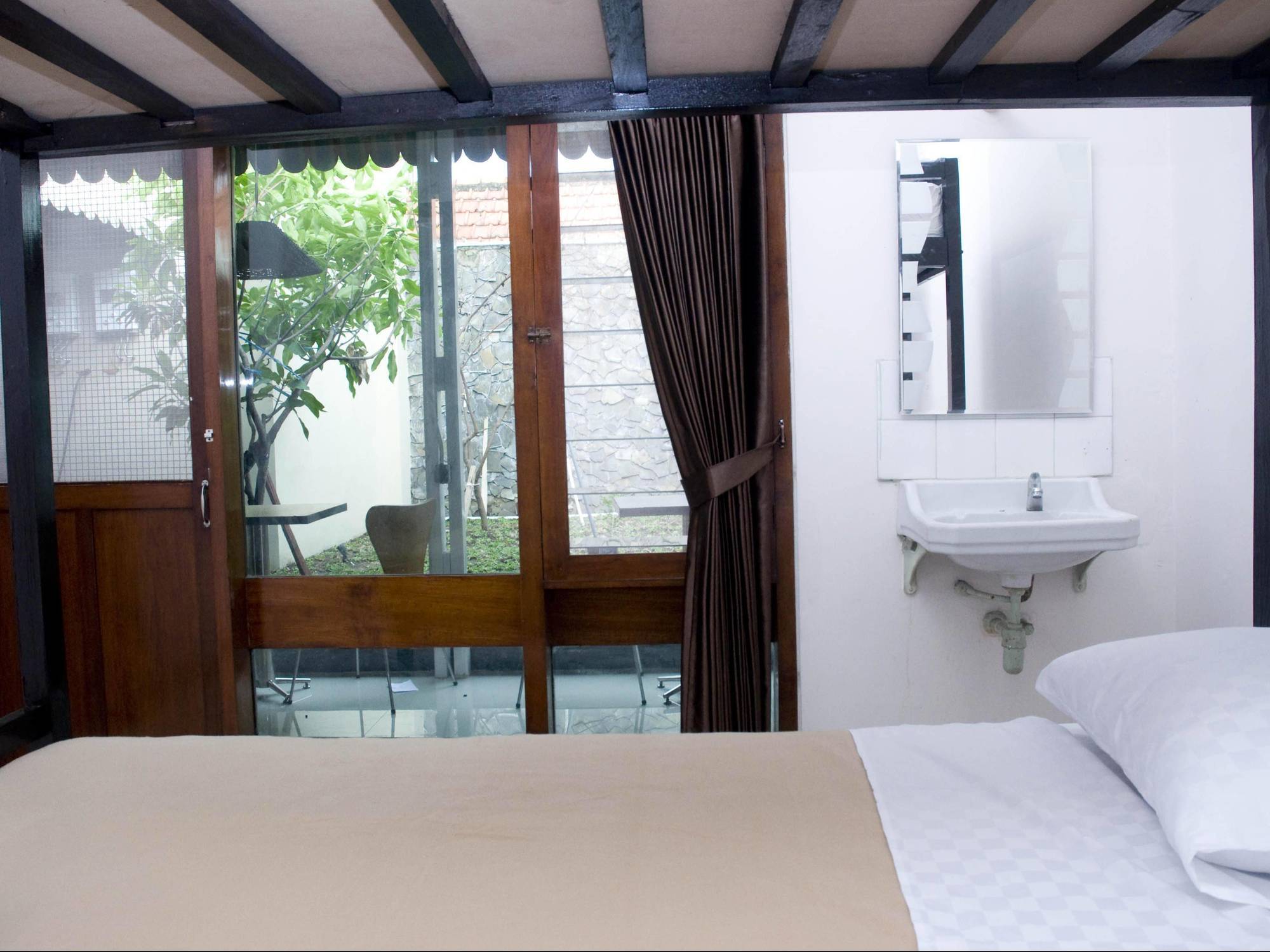 Krowi Inn Surabaya Bagian luar foto